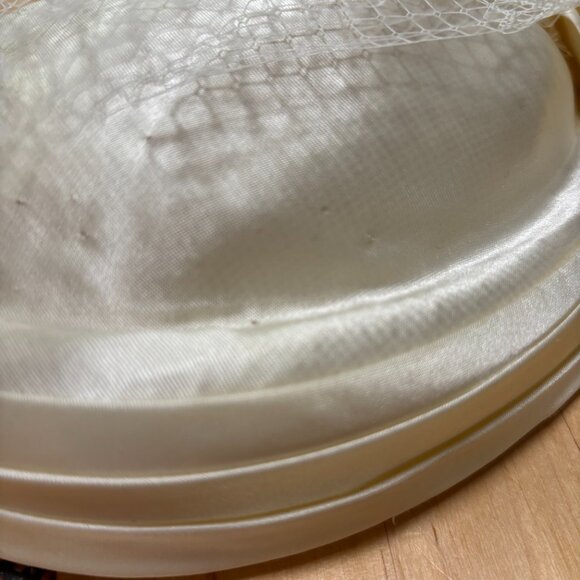 Vintage Hat with Veil and Bow - Cream - Picture 5 of 7